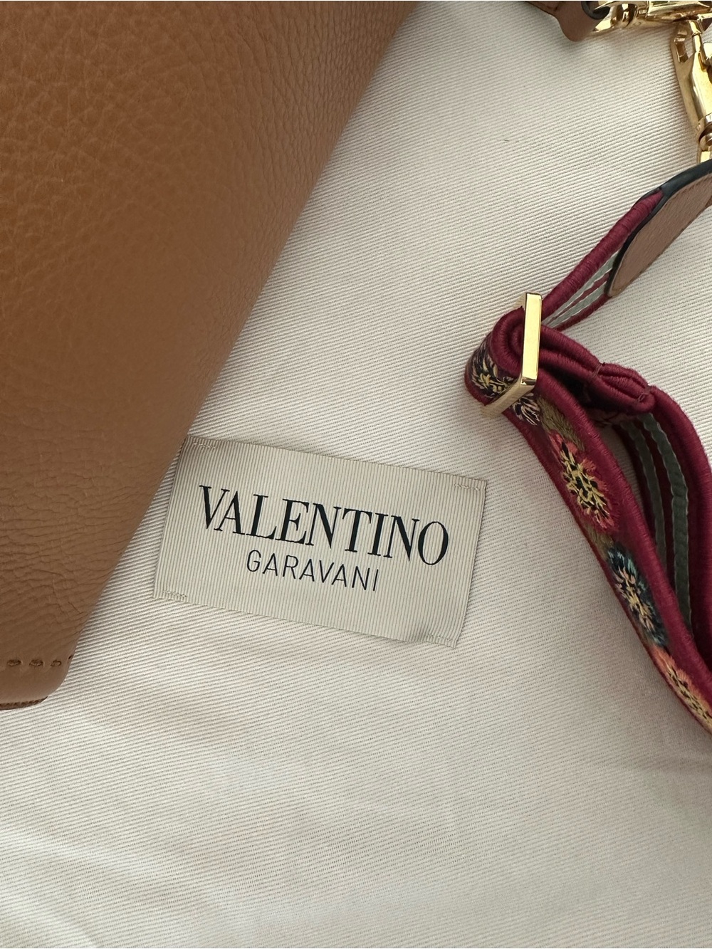 Valentino Garavani Alltime Medium Handbag in Grainy Calfskin - Picture 5 of 7